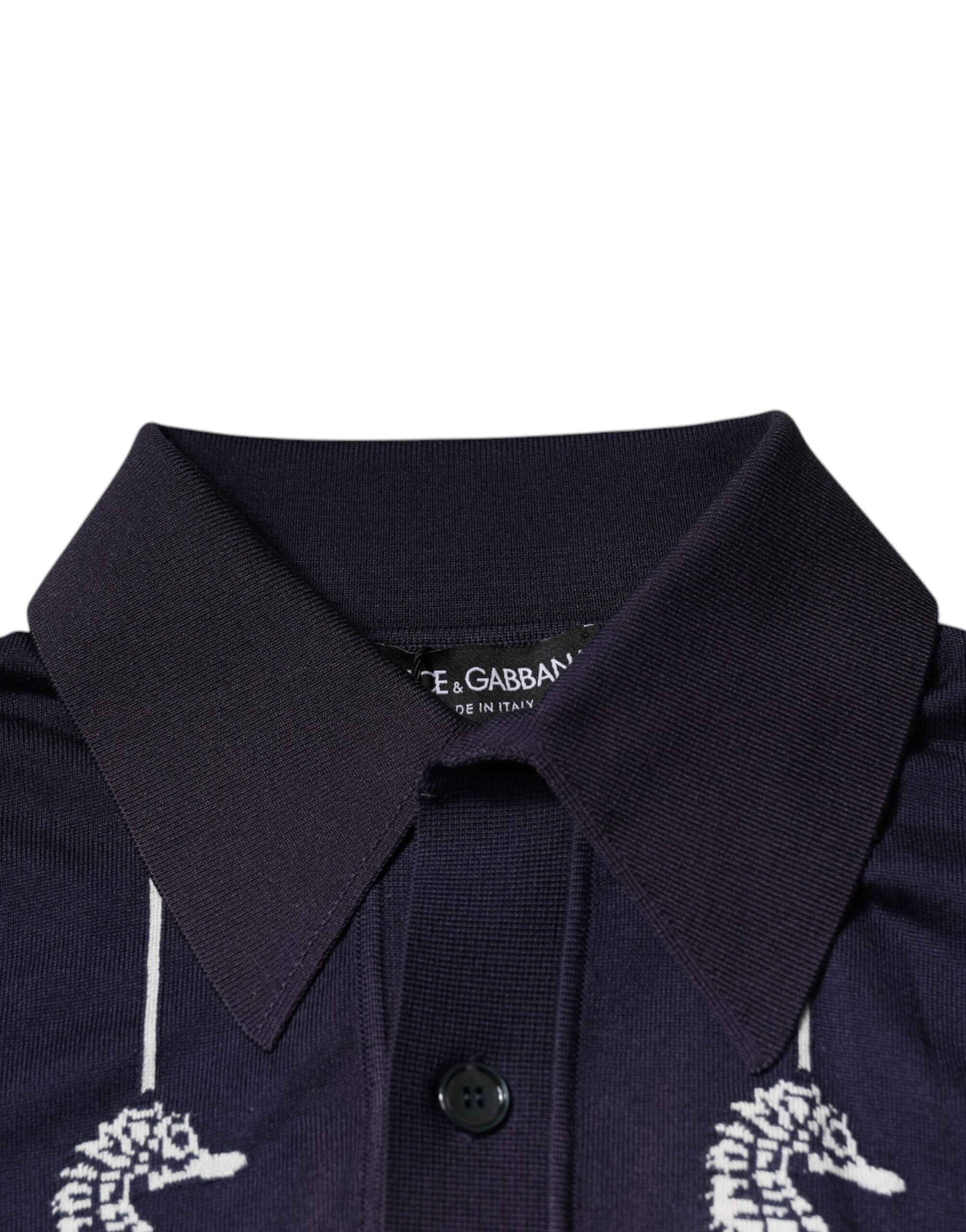 Polo col montant Dolce & Gabbana en bleu marine avec motif de cheval marin, tissu élégant et détails sophistiqués.