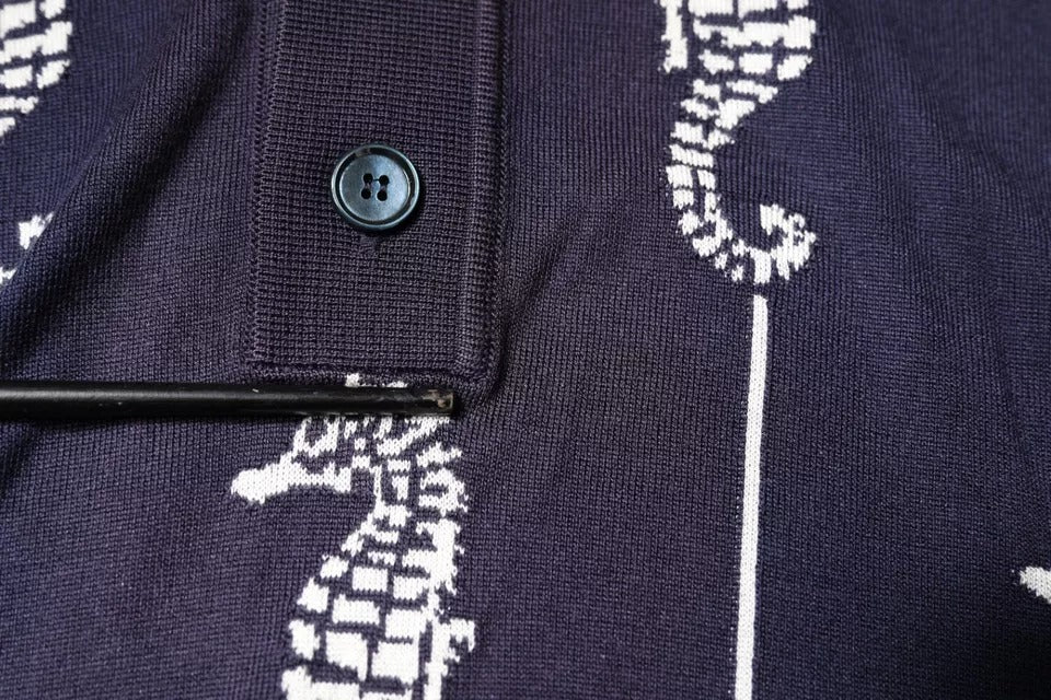 T-shirt polo Dolce & Gabbana bleu foncé avec motif de cheval marin et col, vue de face.