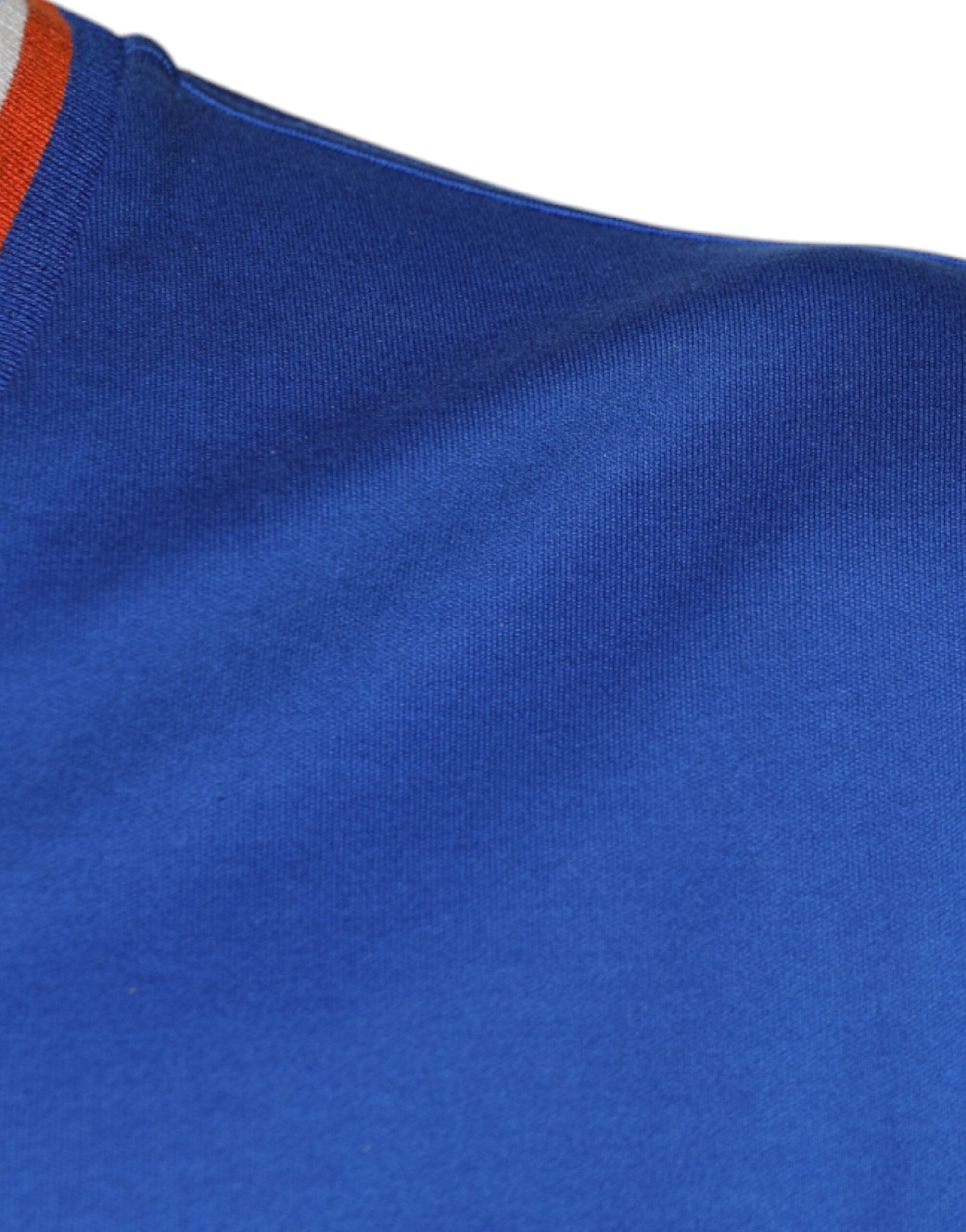 T-shirt à manches courtes Dolce & Gabbana bleu avec logo, col en V, design tendance et élégant.