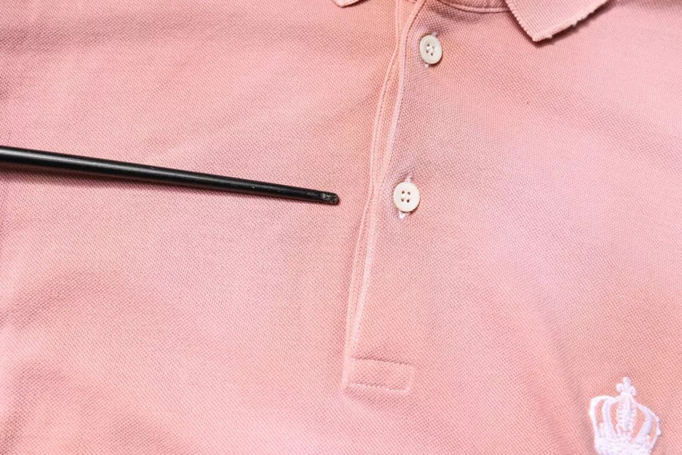 T-shirt polo à manches courtes rose Dolce & Gabbana avec col à revers et motif couronne, en tissu doux et élégant.