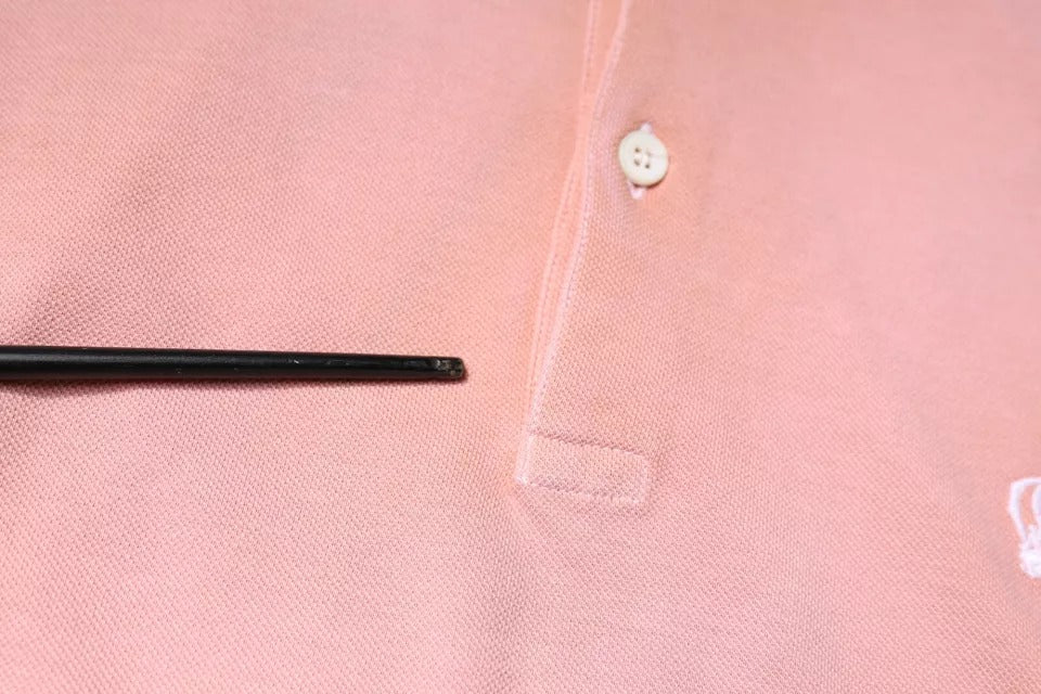 T-shirt polo à manches courtes rose Dolce & Gabbana avec col et logo orné d'une couronne, tissu coton élégant.