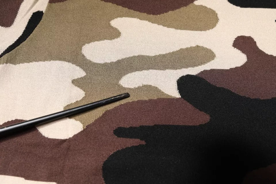 Polo à col en camouflage multicolore Dolce & Gabbana, t-shirt en coton avec logo discret, mode élégante et décontractée.