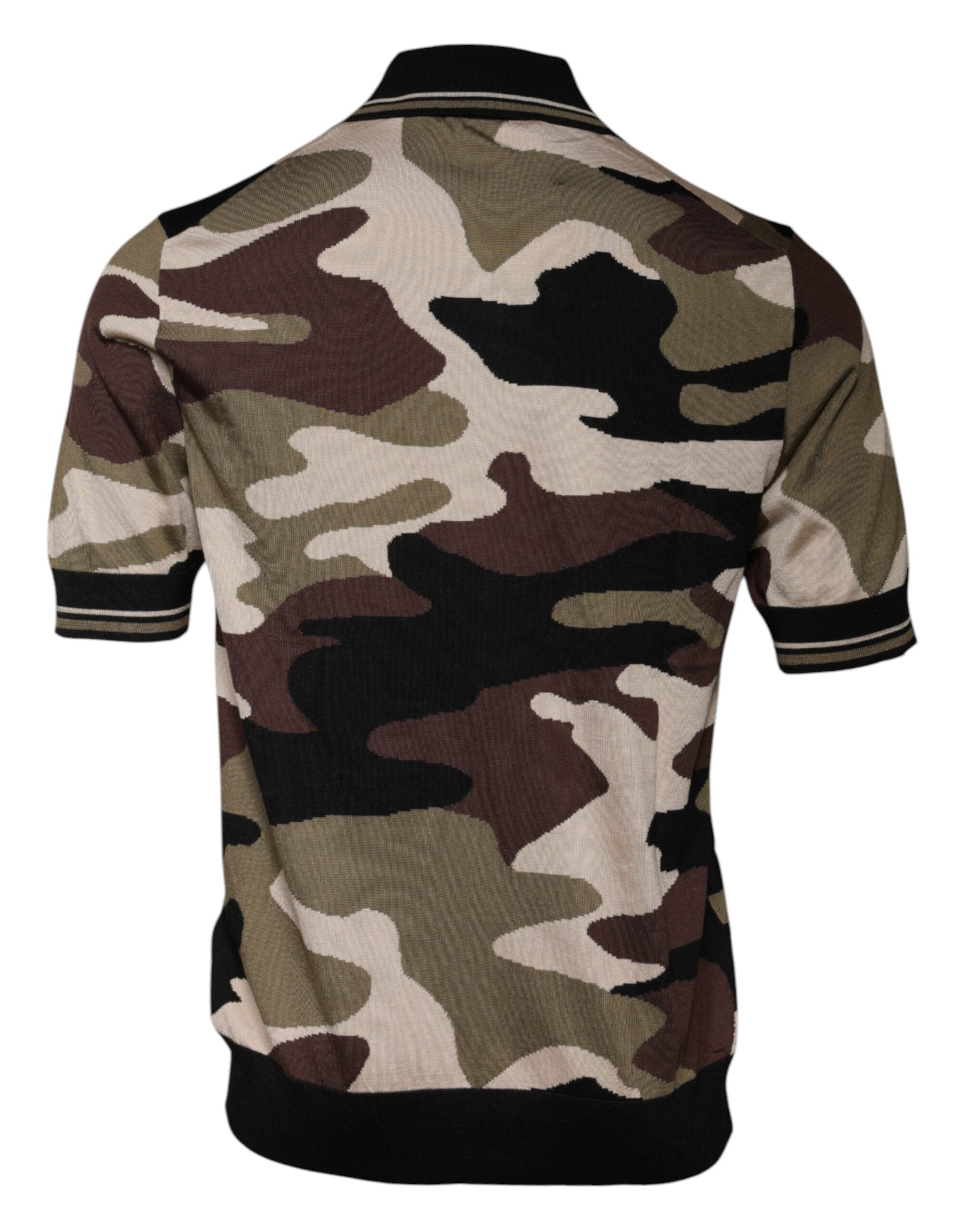 T-shirt polo Dolce & Gabbana multicolore avec motif camouflage et col classique, vue en gros plan.