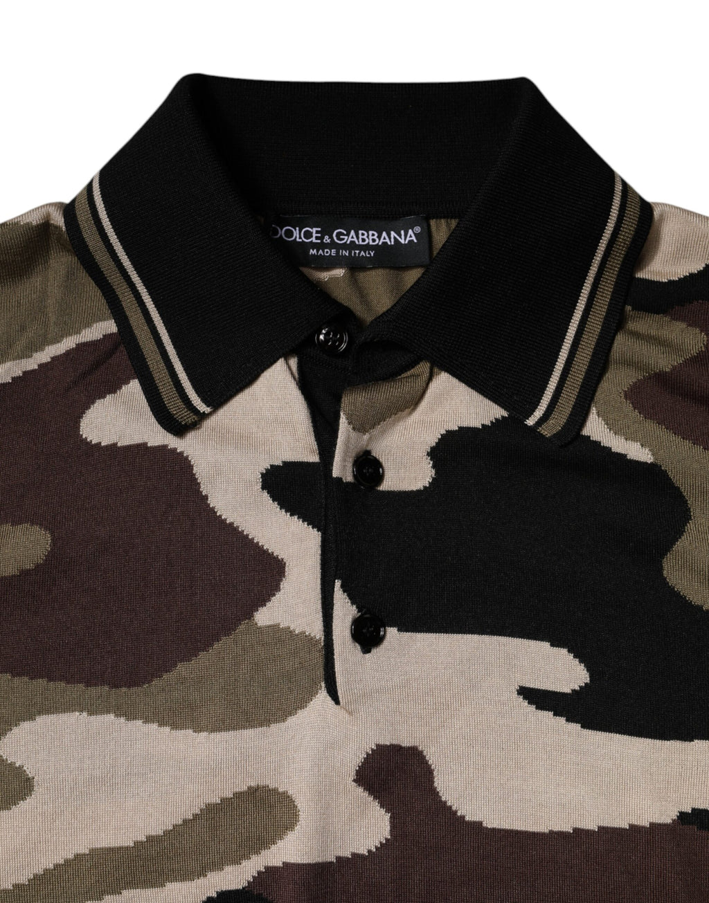 Polo homme Dolce & Gabbana en camo multicolore avec col, tissu léger et design moderne, élégant et décontracté.