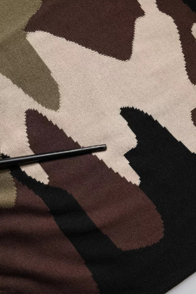 Polo à col en camouflage multicolore de Dolce & Gabbana, t-shirt élégant avec motif coloré et logo discret.