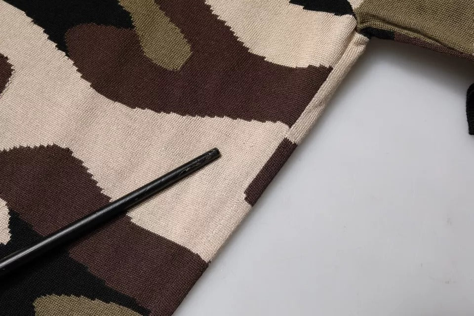 Polo à col en camouflage multicolore Dolce & Gabbana, t-shirt décontracté avec logo brodé, style moderne et tendance.