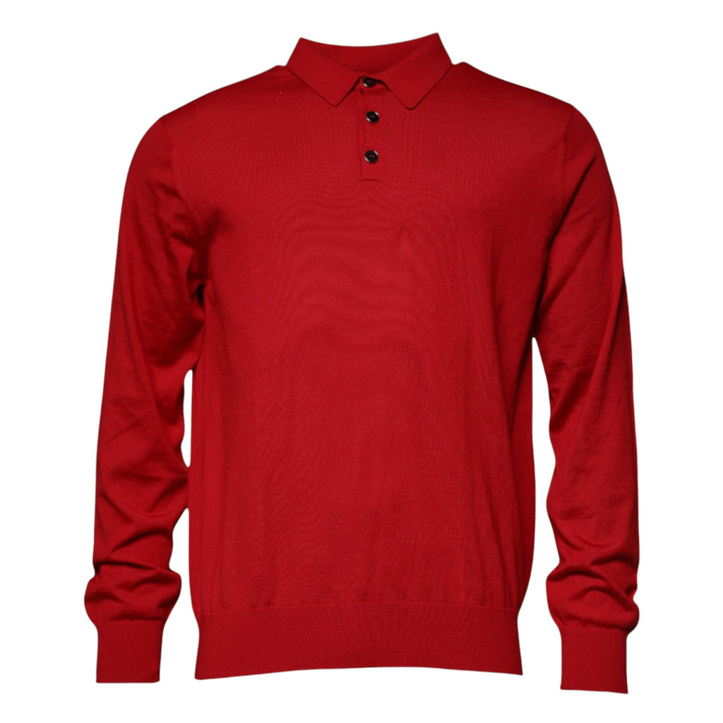 Pull-over rouge en cachemire Dolce & Gabbana avec col à revers, doux et élégant, porté sur un fond neutre.