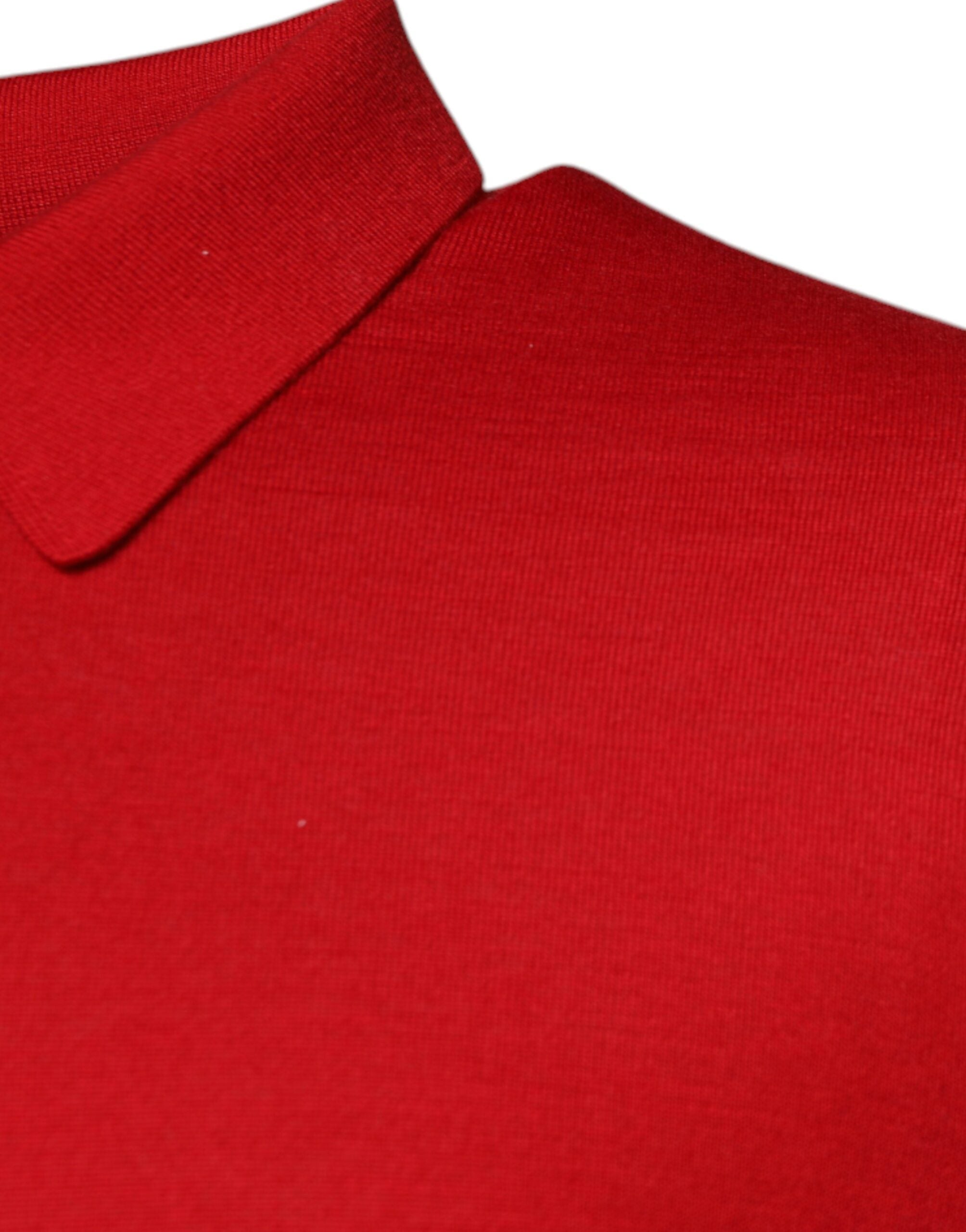 Pull en cachemire rouge Dolce & Gabbana avec col, doux et chaud, parfait pour un style élégant et confortable.