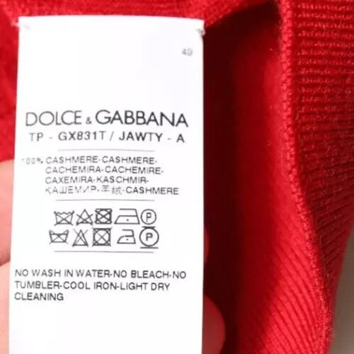 Pull en cachemire rouge Dolce & Gabbana avec col, vue en gros plan, tissu doux et élégant.