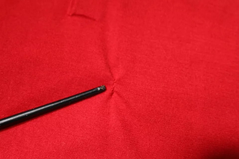 Pull en cachemire rouge à col avec logo Dolce & Gabbana, pull-over élégant pour homme ou femme.