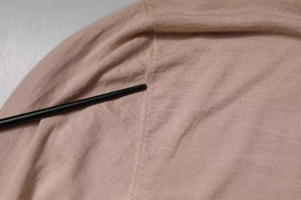 Pull en cachemire beige Dolce & Gabbana avec col roulé, doux et élégant, porté sur un mannequin.