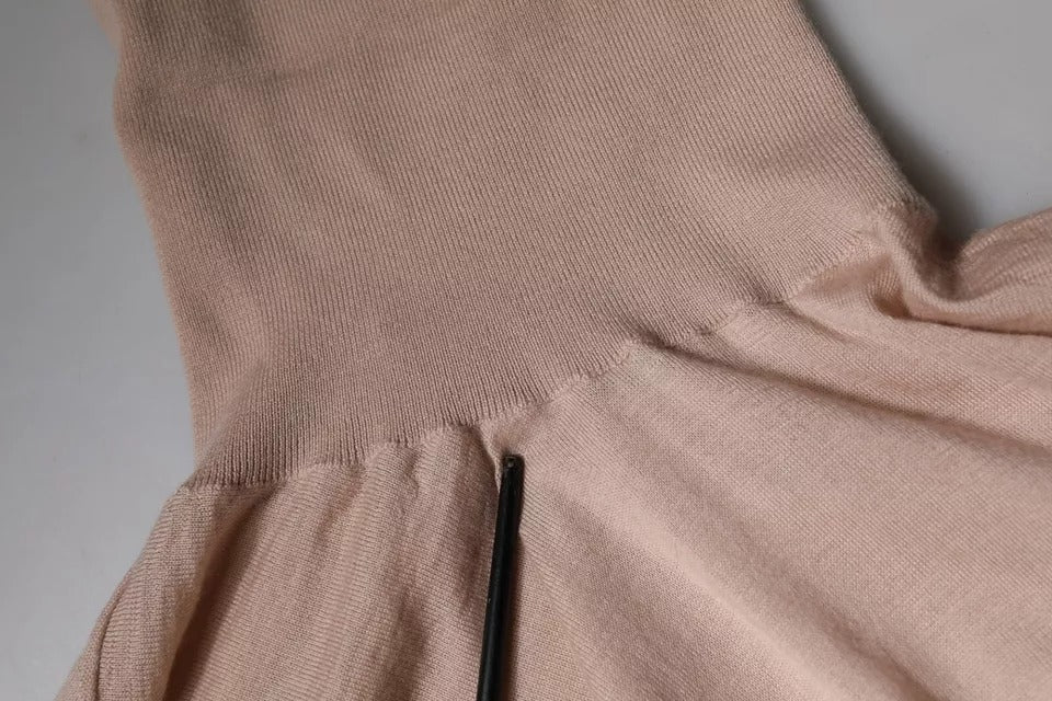 Pull-over en cachemire beige Dolce & Gabbana, col roulé, alliant élégance et confort, visible en détail sur l'image.
