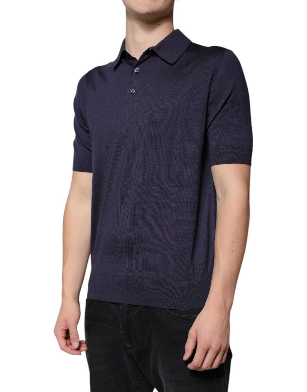 Polo Dolce & Gabbana en soie bleue à col et manches courtes, élégant et sophistiqué, visible avec détails du tissu et du col.