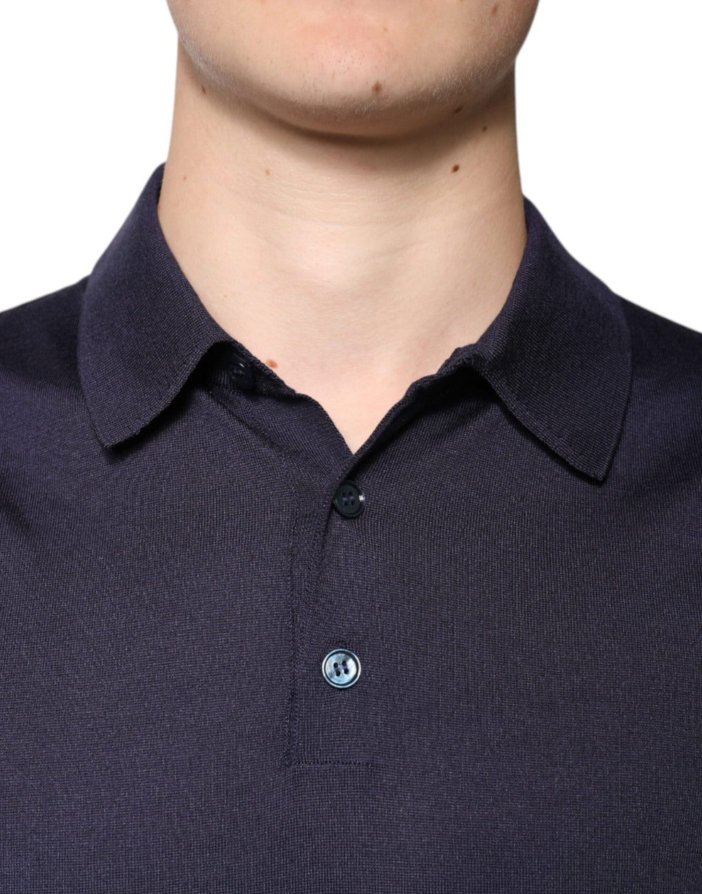 Chemise polo Dolce & Gabbana en soie bleue, à col et manches courtes, élégante et confortable.