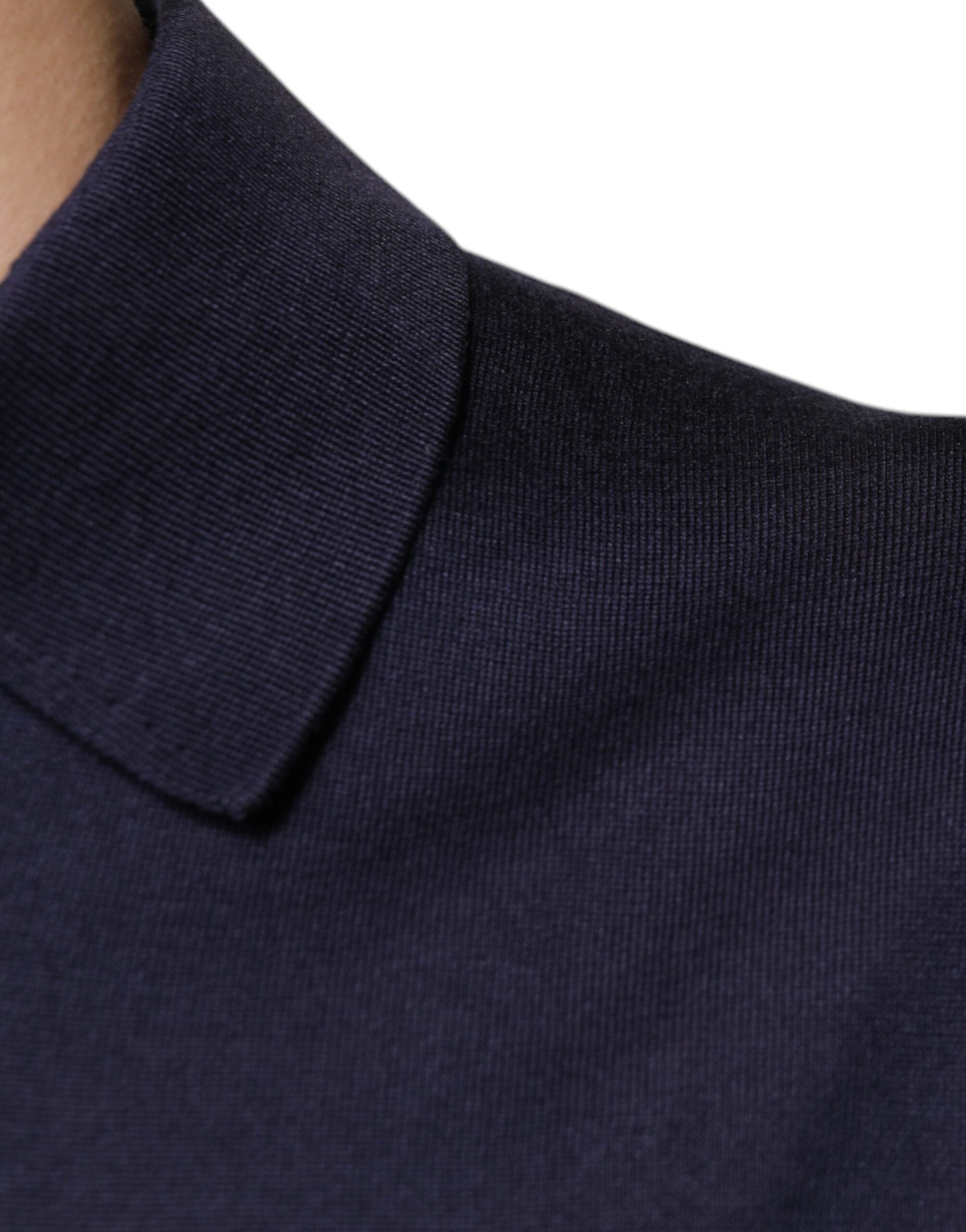Polo Dolce & Gabbana en soie bleue avec col et manches courtes, élégante chemise pour homme.