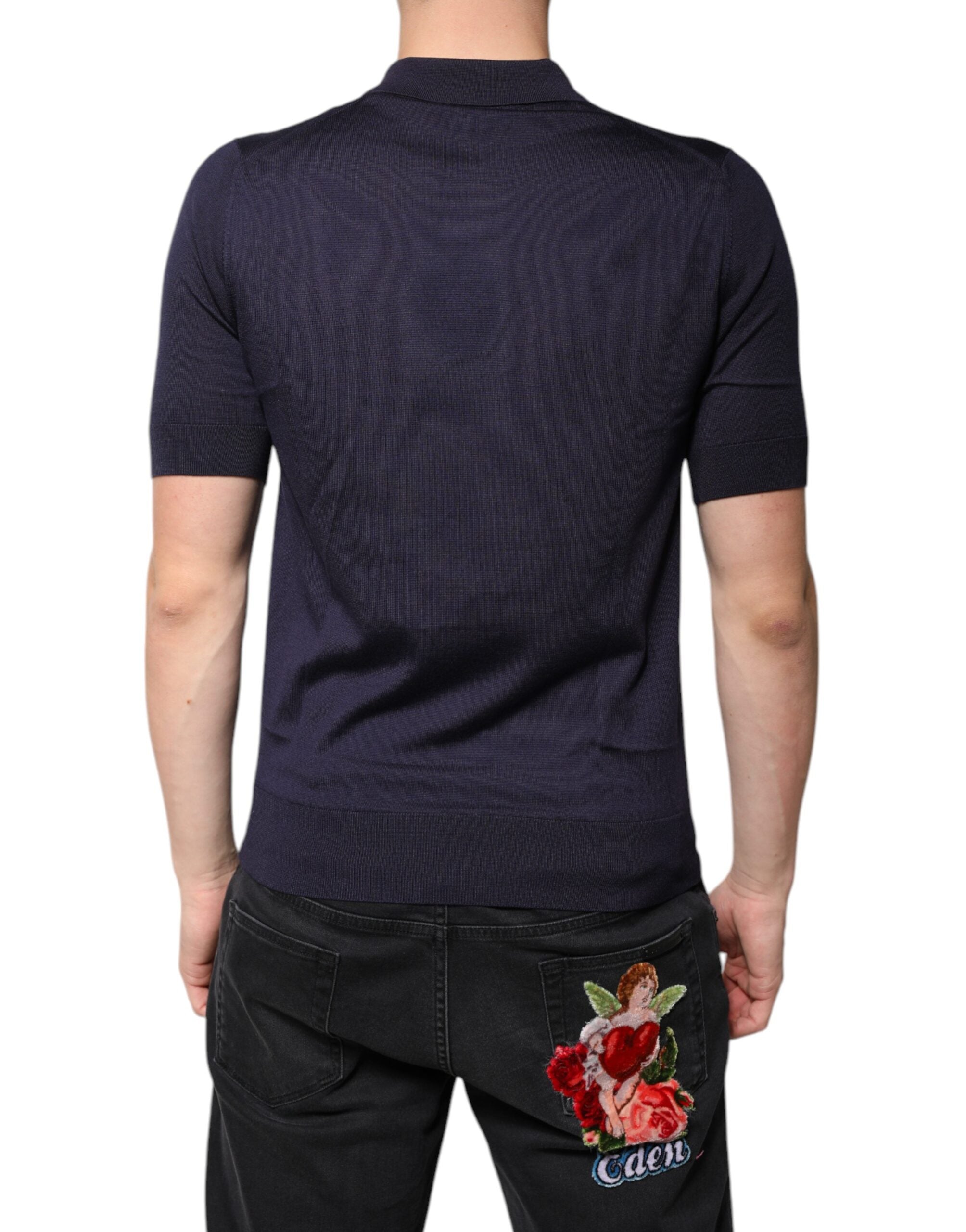 Polo Dolce & Gabbana en soie bleue à col et manches courtes, élégant et sophistiqué, visible en détail.