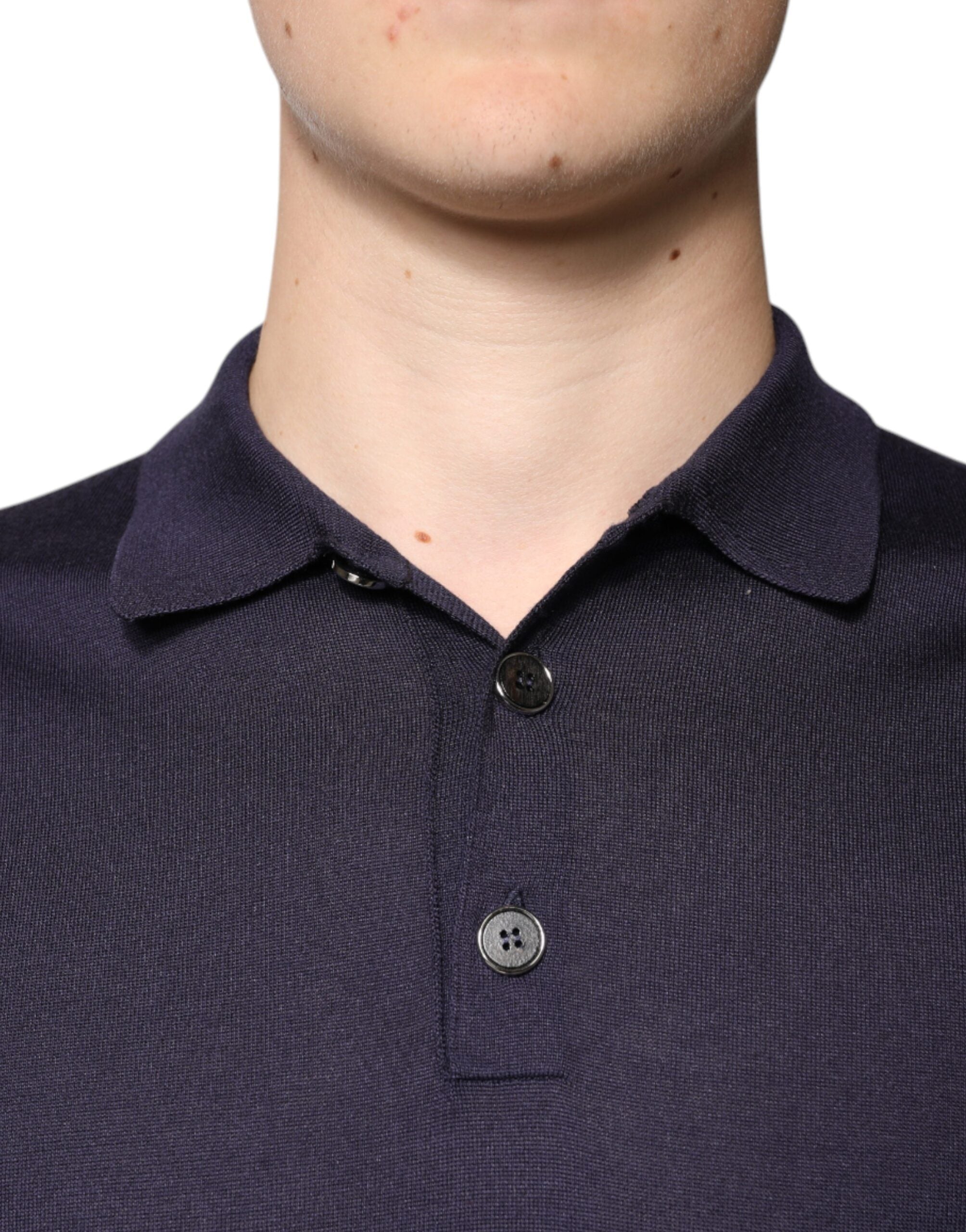 Polo Dolce & Gabbana en soie bleue à col et manches courtes, élégante et raffinée, vue de face.