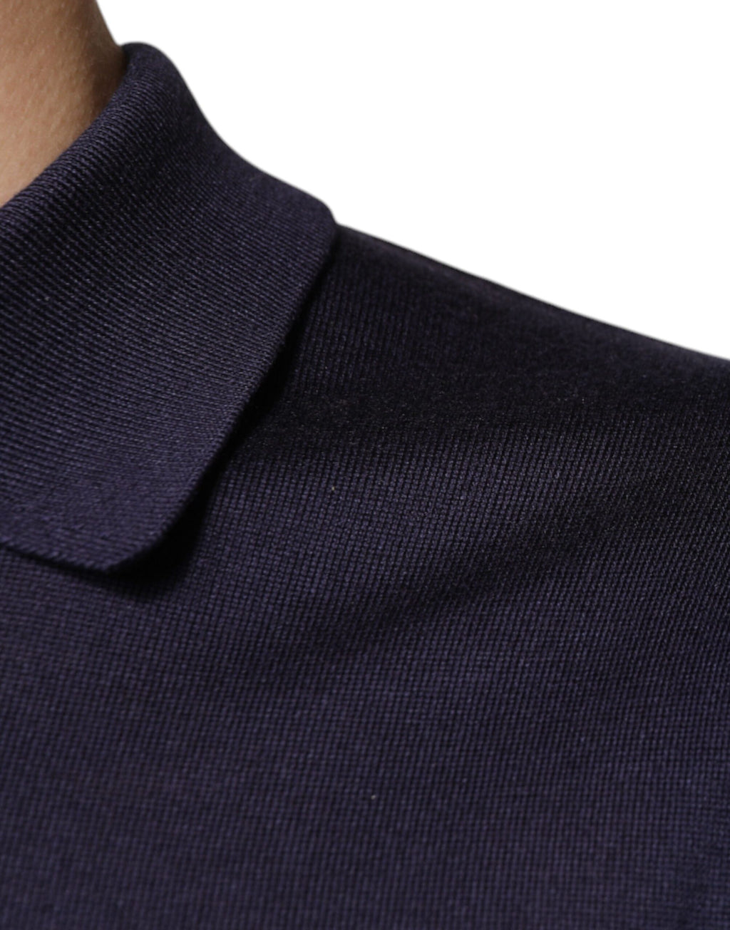 Polo Dolce & Gabbana en soie bleue avec col et manches courtes, élégant et confortable, vue de face.