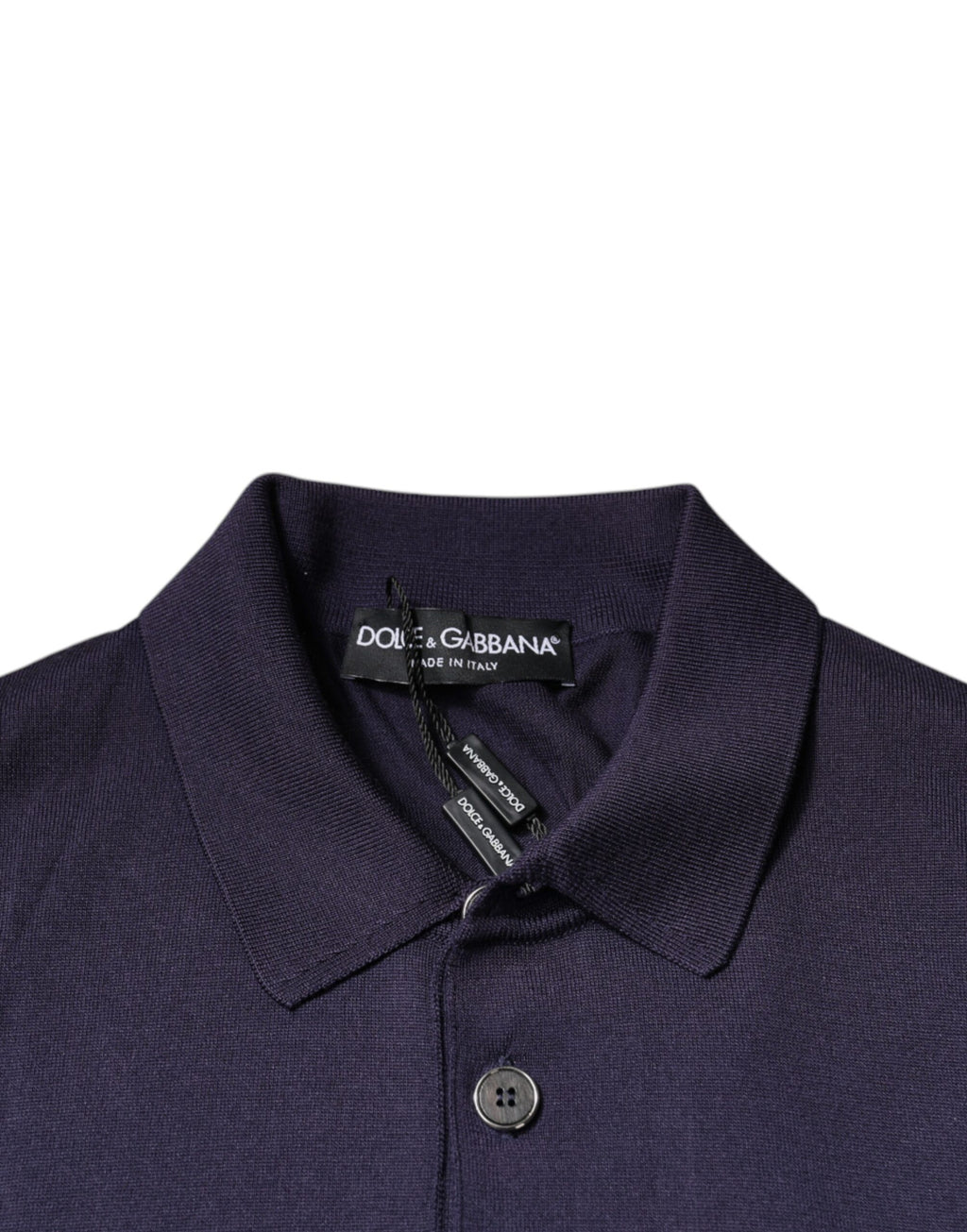 Polo homme Dolce & Gabbana en soie bleue, col montant, manches courtes, style élégant et sophistiqué.
