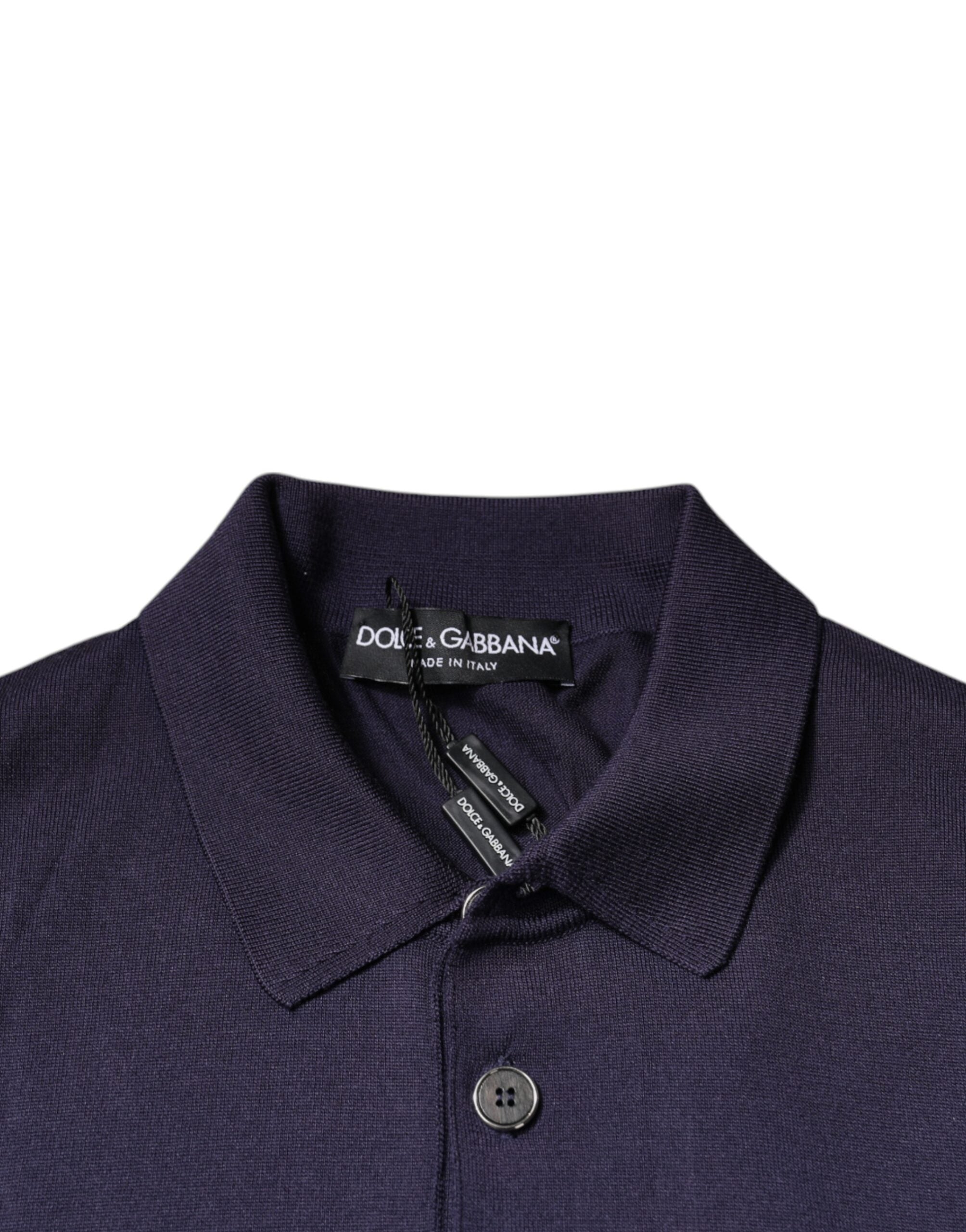 Polo homme Dolce & Gabbana en soie bleue, col montant, manches courtes, style élégant et sophistiqué.