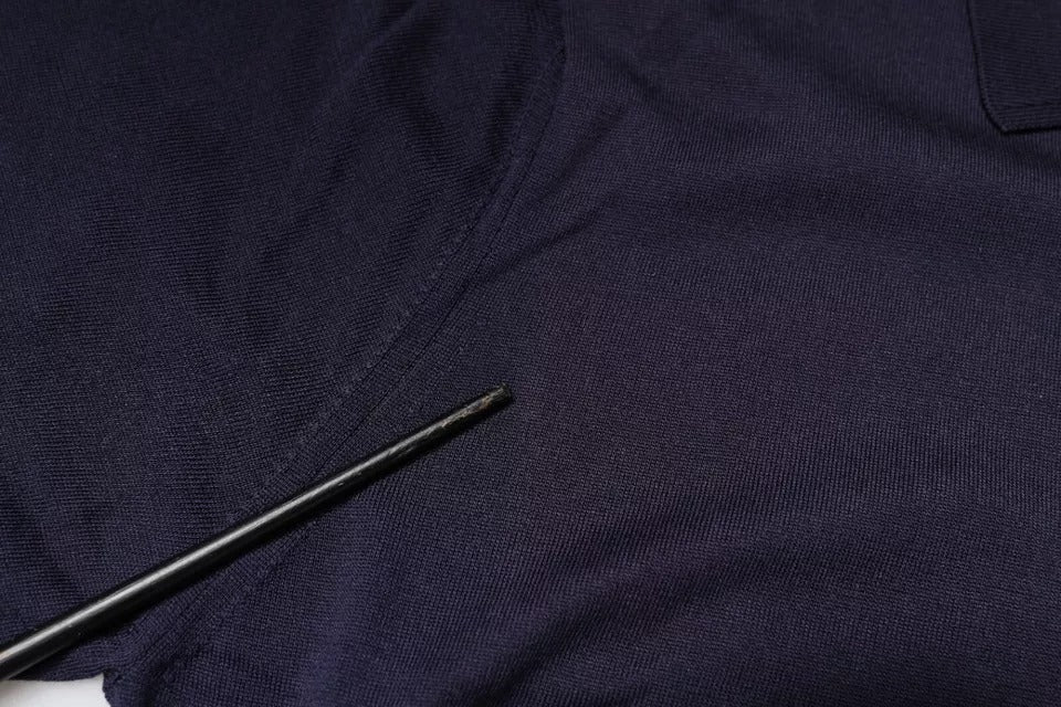 Polo Dolce & Gabbana en soie bleue à col et manches courtes, élégant et confortable, idéal pour un look chic décontracté.