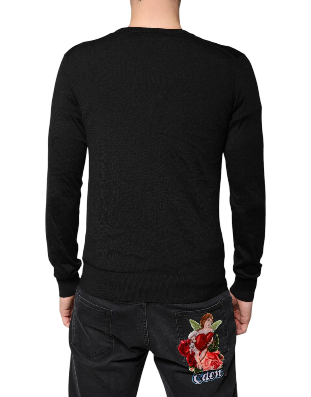 Pull cardigan en cachemire noir Dolce & Gabbana avec boutons, détails élégants, porté sur un mannequin.