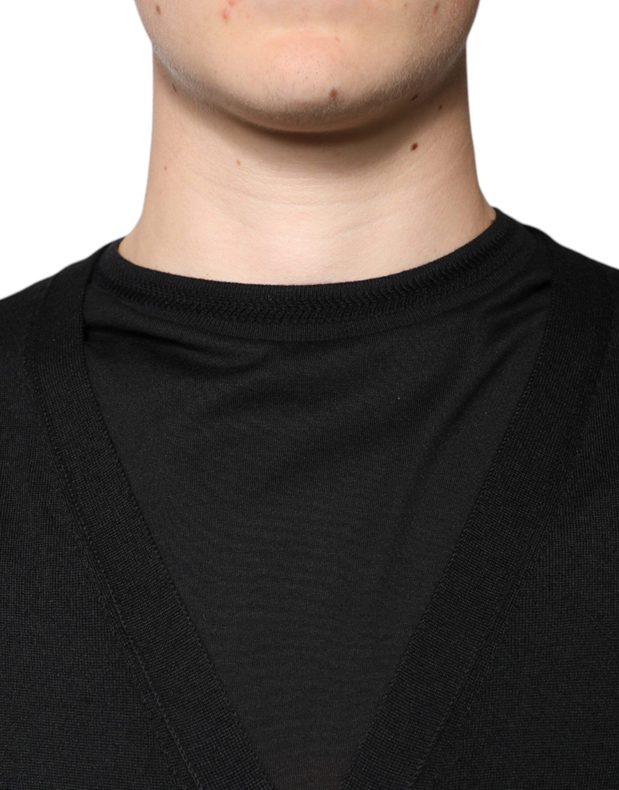 Cardigan en cachemire noir Dolce & Gabbana à boutons, douillet et élégante pour hommes ou femmes.