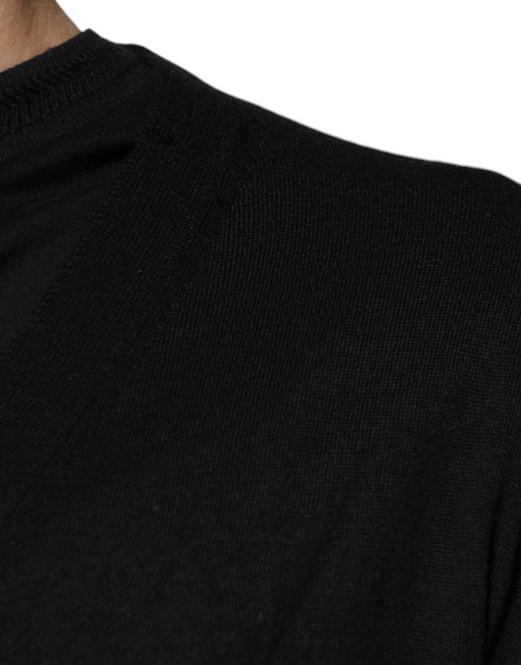 Pull en cachemire noir Dolce & Gabbana avec boutons, élégant et doux, porté sur un mannequin.