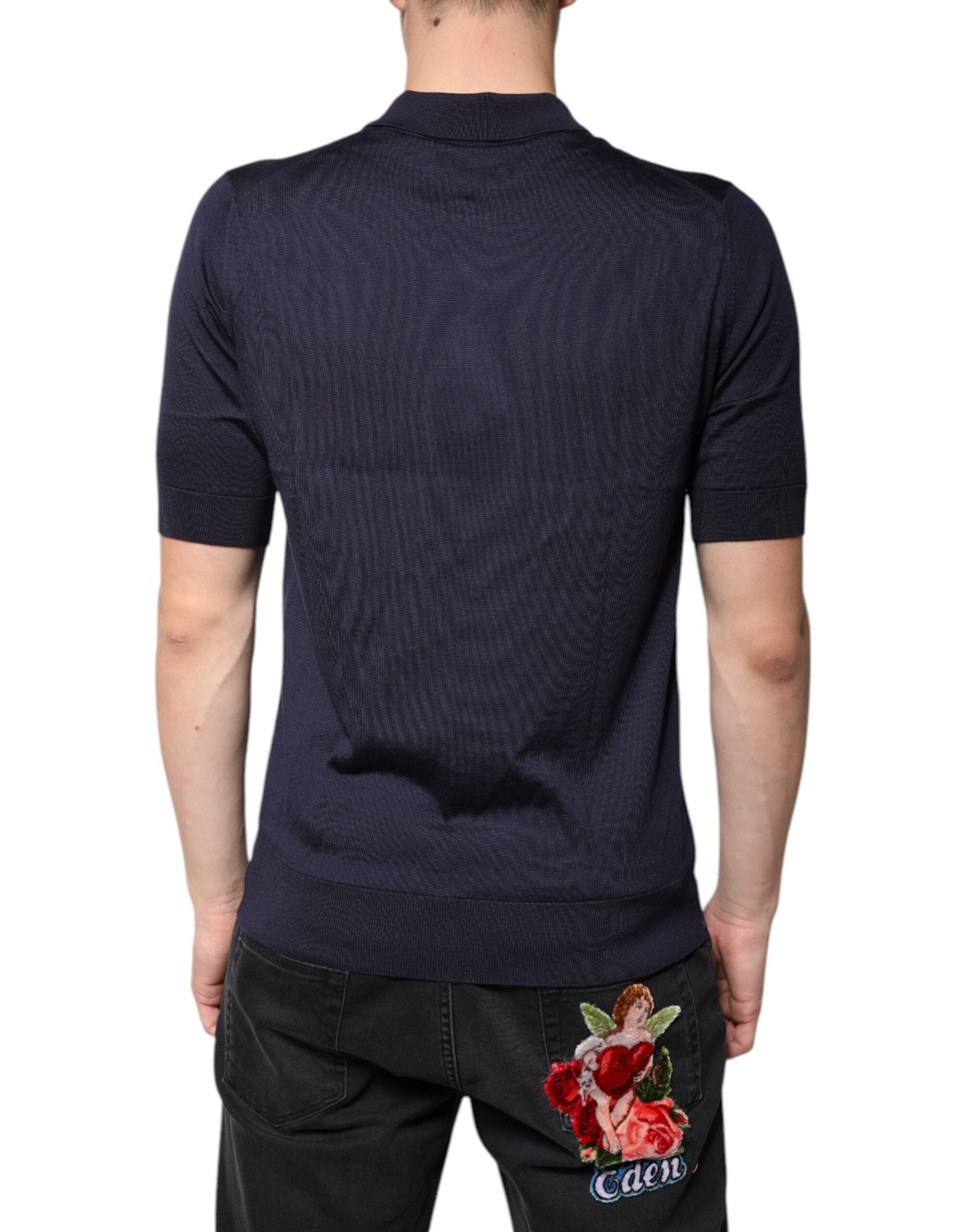 Polo en soie bleue Dolce & Gabbana à col, manches courtes, style élégant et sophistiqué.