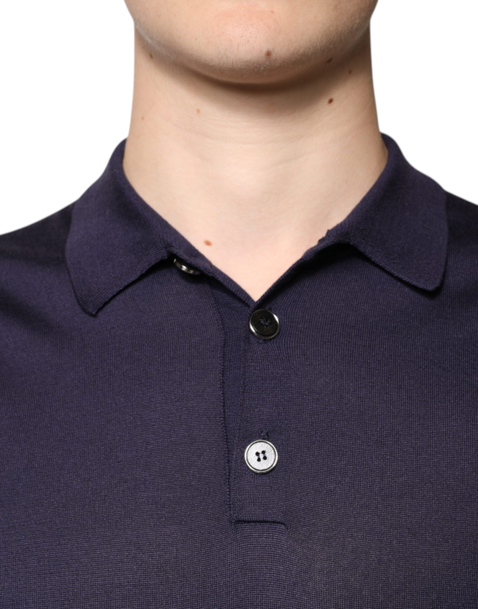 Polo Dolce & Gabbana en soie bleue à col et manches courtes, élégante chemise pour homme.