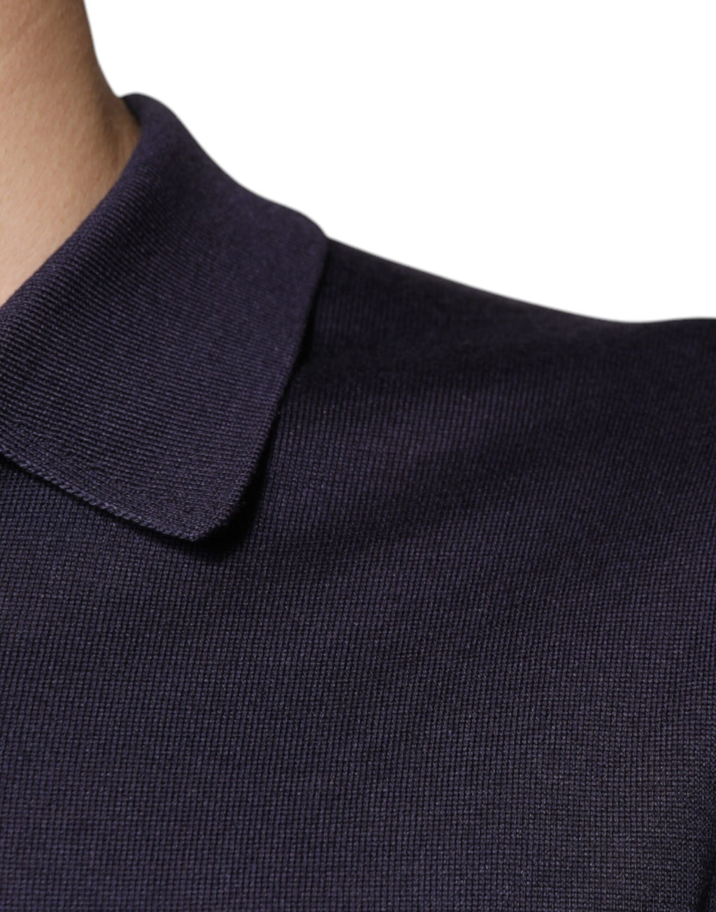 Polo en soie bleue Dolce & Gabbana à col et manches courtes, élégant et léger, idéal pour un style sophistiqué.