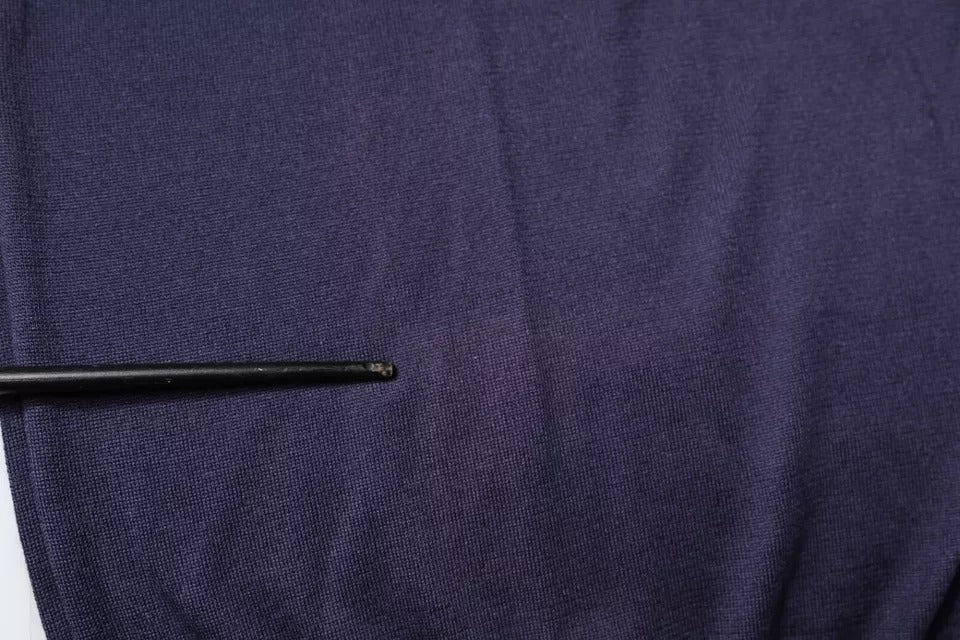 Polo Dolce & Gabbana en soie bleue à col et manches courtes, avec logo discret sur la poitrine.