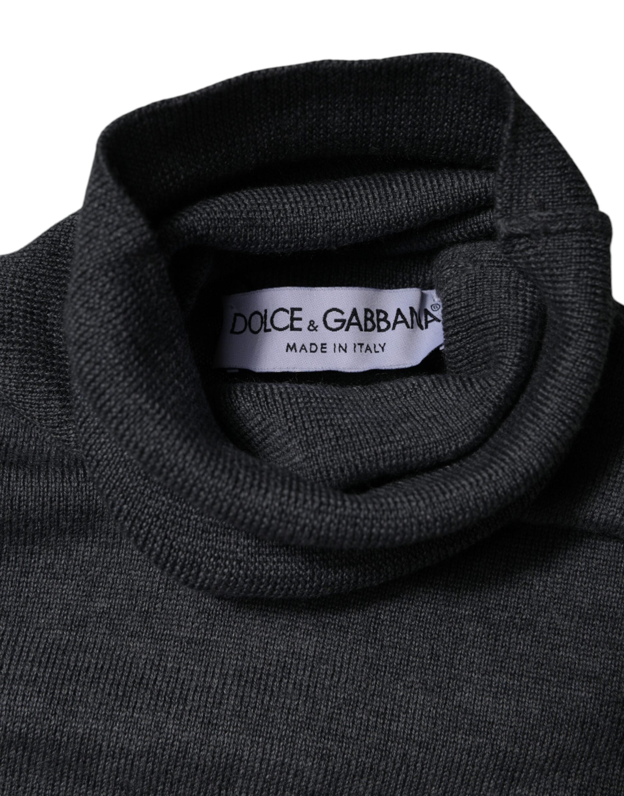 Pull en laine gris Dolce & Gabbana avec logo, col roulé, à manches longues et style élégant.