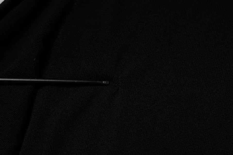 Pull en laine noir Dolce & Gabbana avec logo, col rond, style décontracté et élégant, visible sur l'image.