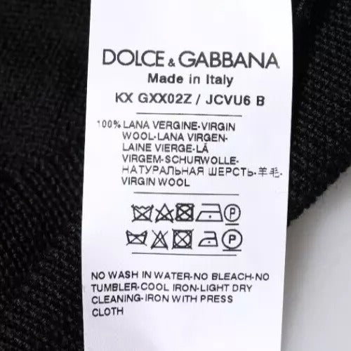 Pull en laine noir Dolce & Gabbana avec logo, col rond, porté sur un mannequin, détails visibles en gros plan.