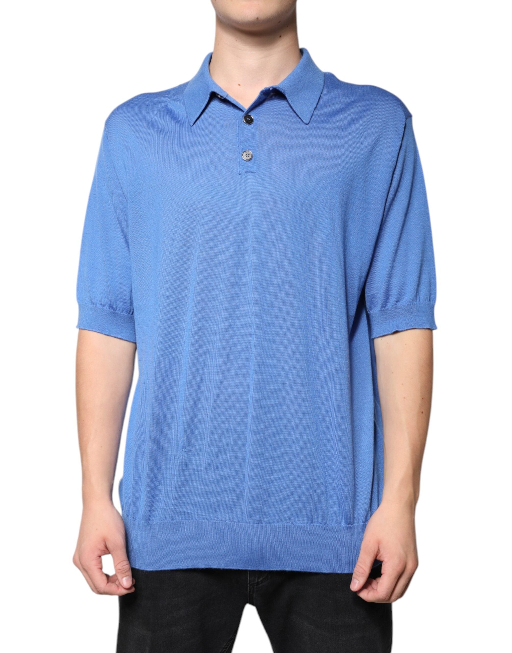 T-shirt polo à manches courtes Dolce & Gabbana bleu avec col, en coton, porté sur mannequin.