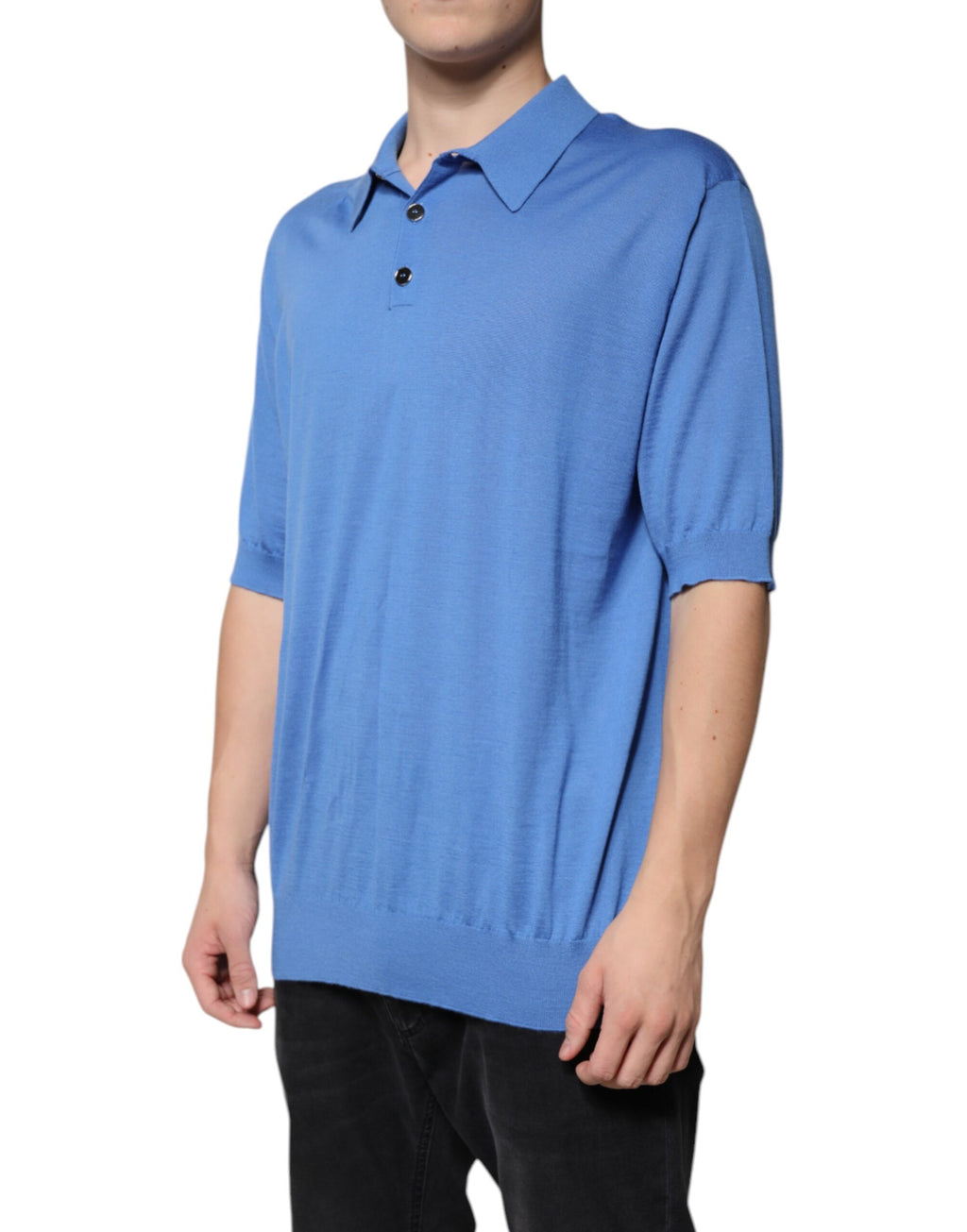 Polo à manches courtes bleu Dolce & Gabbana avec col, tissu léger et logo discret sur la poitrine.