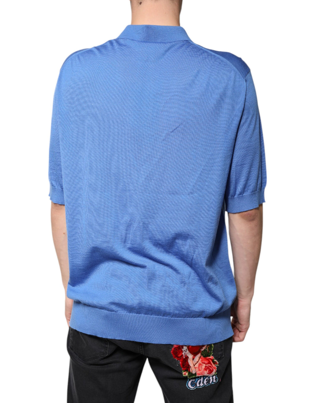 Polo à manches courtes bleu Dolce & Gabbana avec col, tissu en coton, visible sur un mannequin.