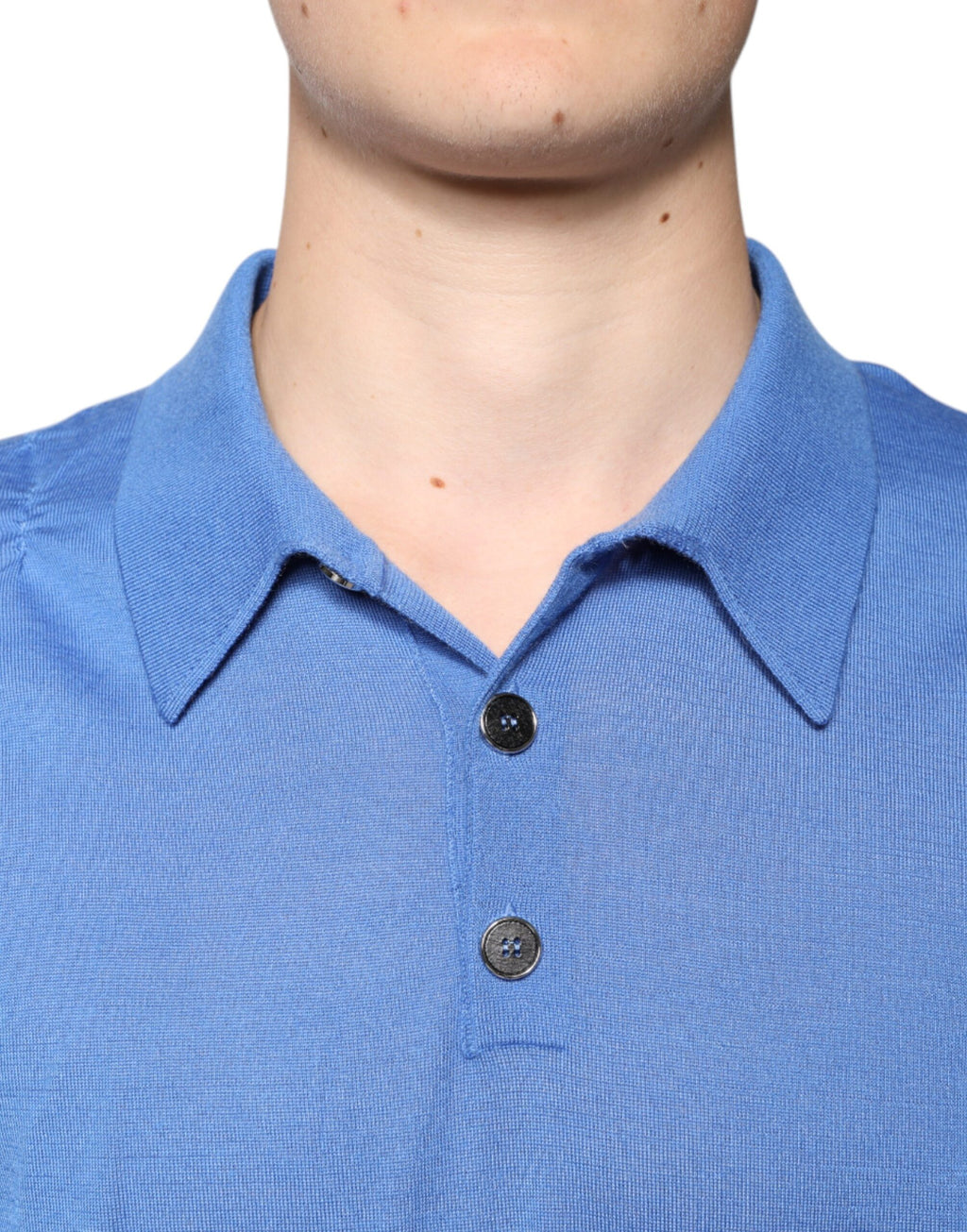 Polo à manches courtes Dolce & Gabbana bleu avec col, en coton, visible en gros plan dans l'image.