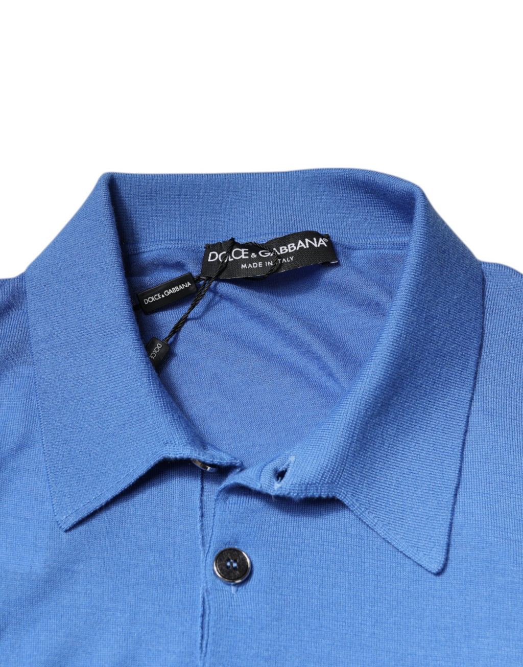 Polo à manches courtes bleu Dolce & Gabbana avec col, tissu léger et logo brodé sur la poitrine, style élégant et décontracté.