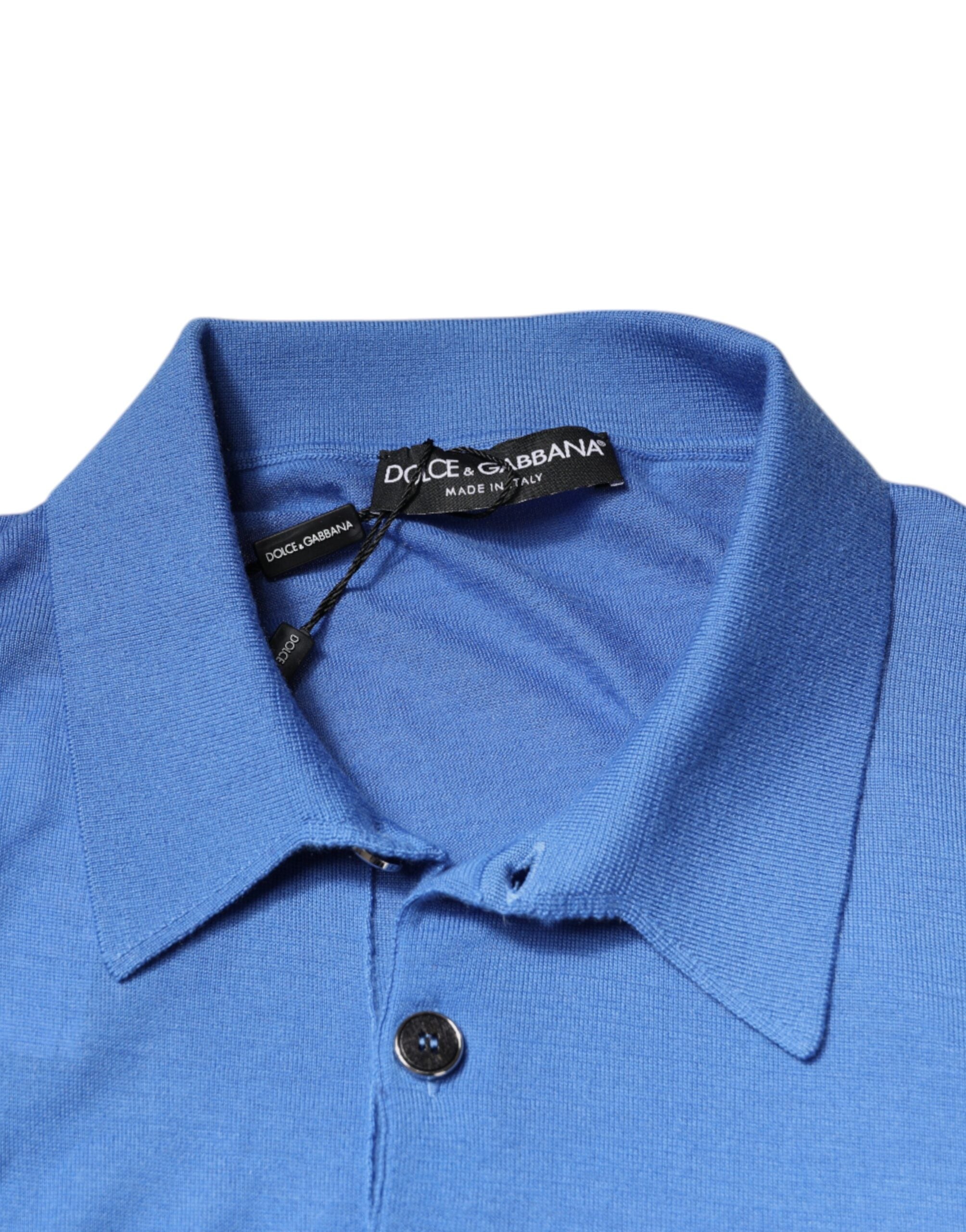 Polo à manches courtes bleu Dolce & Gabbana avec col, tissu léger et logo brodé sur la poitrine, style élégant et décontracté.