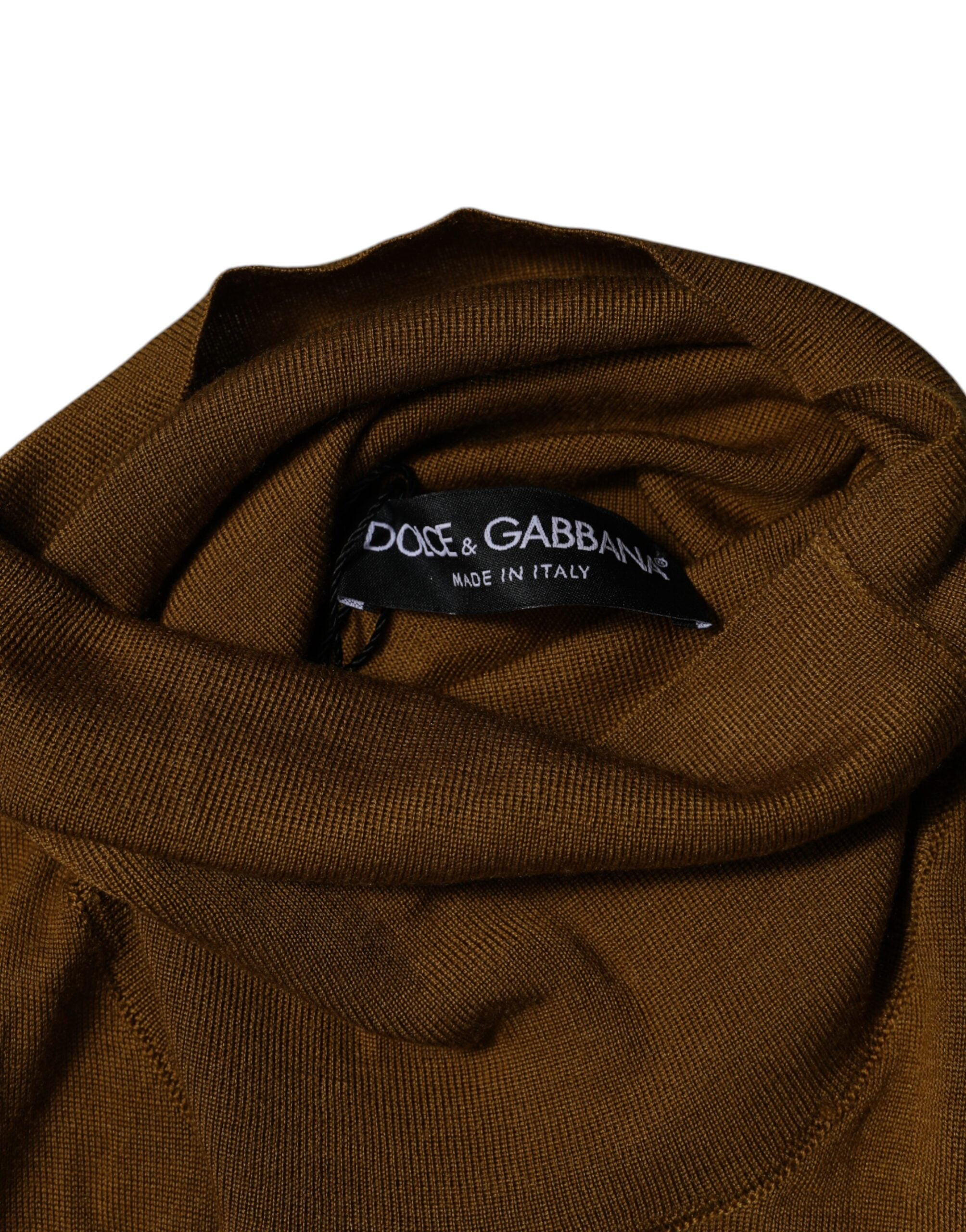 Pull en cachemire marron Dolce & Gabbana avec col roulé, douceur élégante et finition raffinée visible sur l'image.