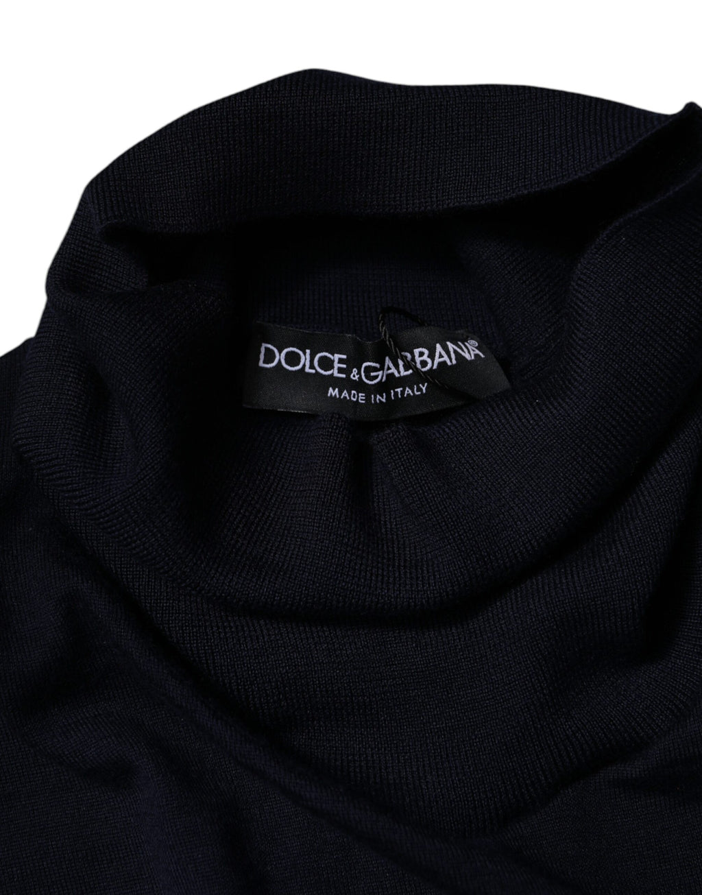 Pull en cachemire bleu Dolce & Gabbana à col roulé, détail de la texture douce et élégante sur le devant.