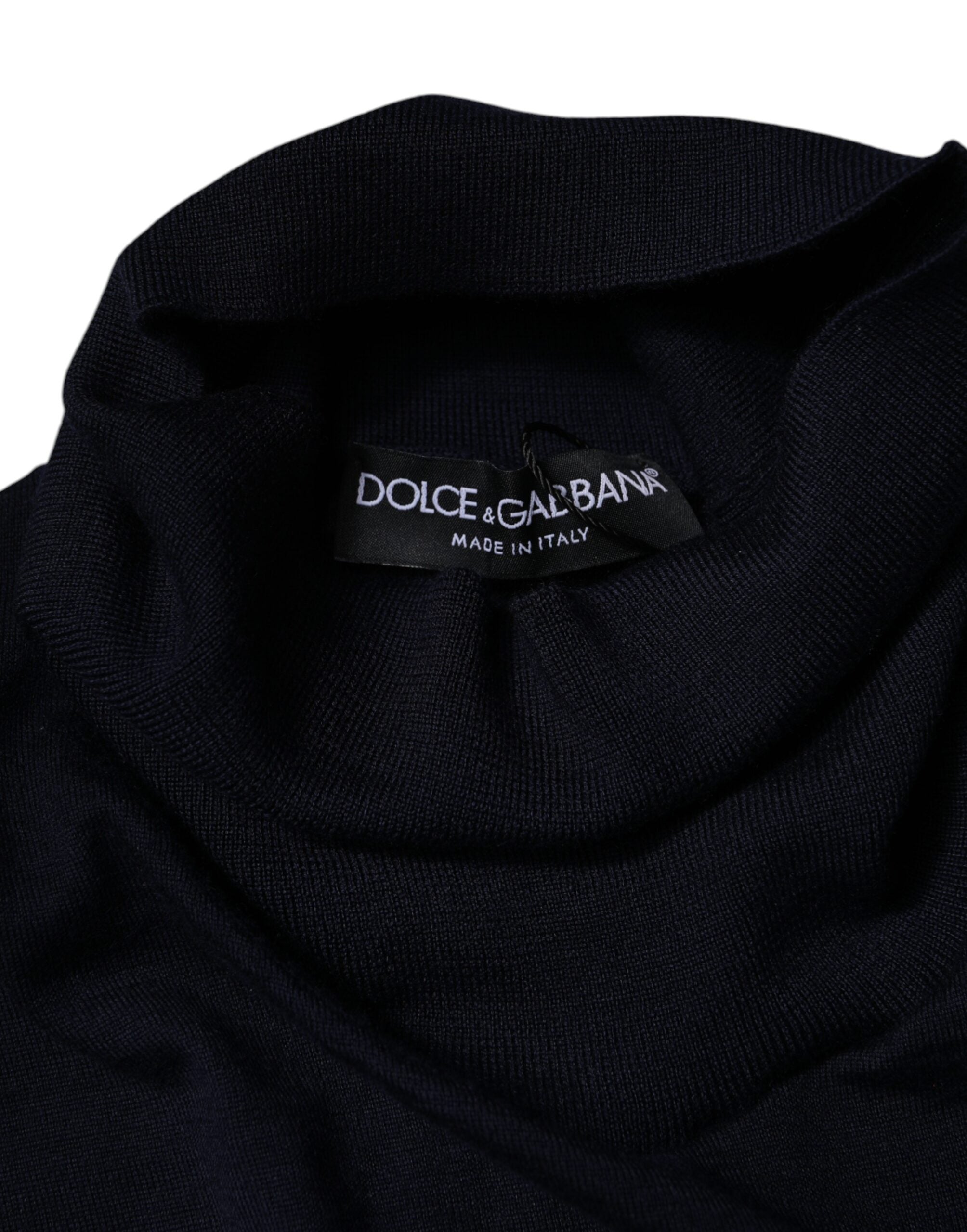 Pull en cachemire bleu Dolce & Gabbana à col roulé, détail de la texture douce et élégante sur le devant.