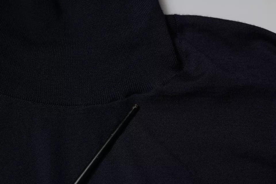 Pull en cachemire bleu Dolce & Gabbana à col roulé, doux et élégant, porté sur un mannequin.