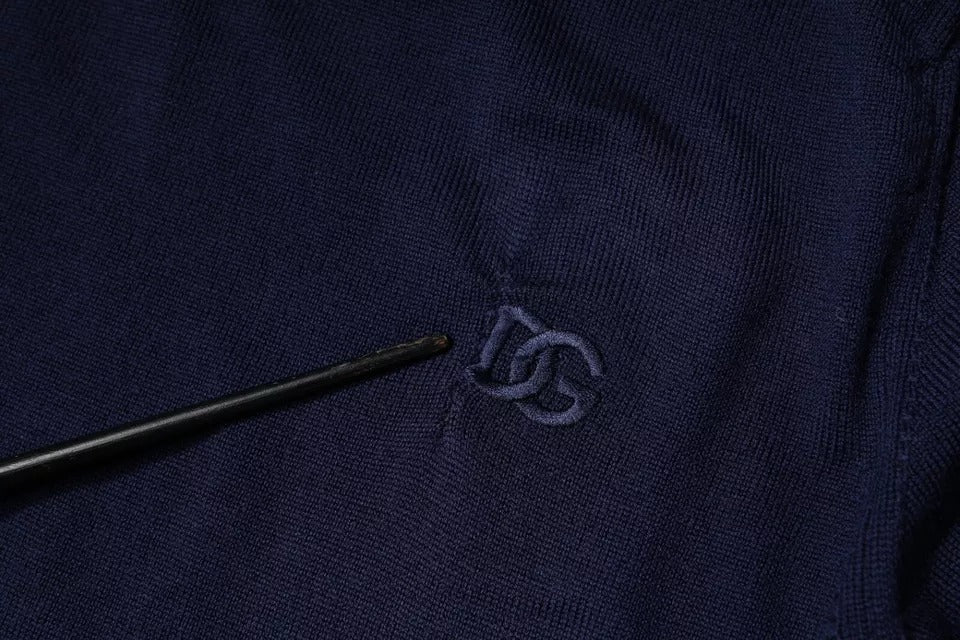 Pull à col ras du cou en laine bleu Dolce & Gabbana avec logo DG visible, style élégant et confortable.