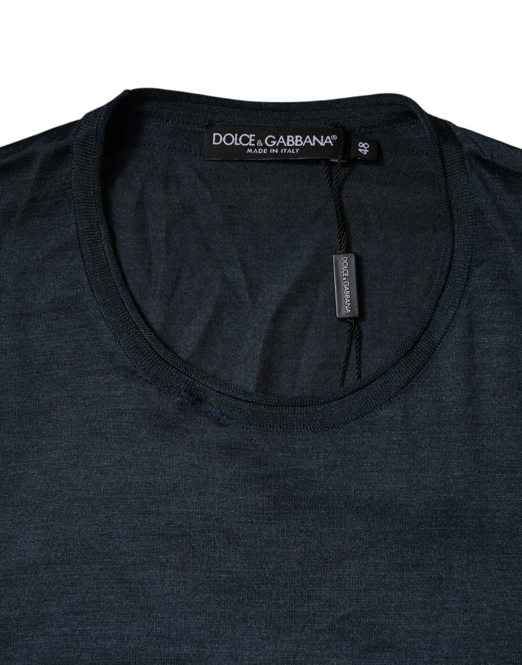 T-shirt en soie bleu foncé Dolce & Gabbana à col rond et manches courtes, élégant et confortable.