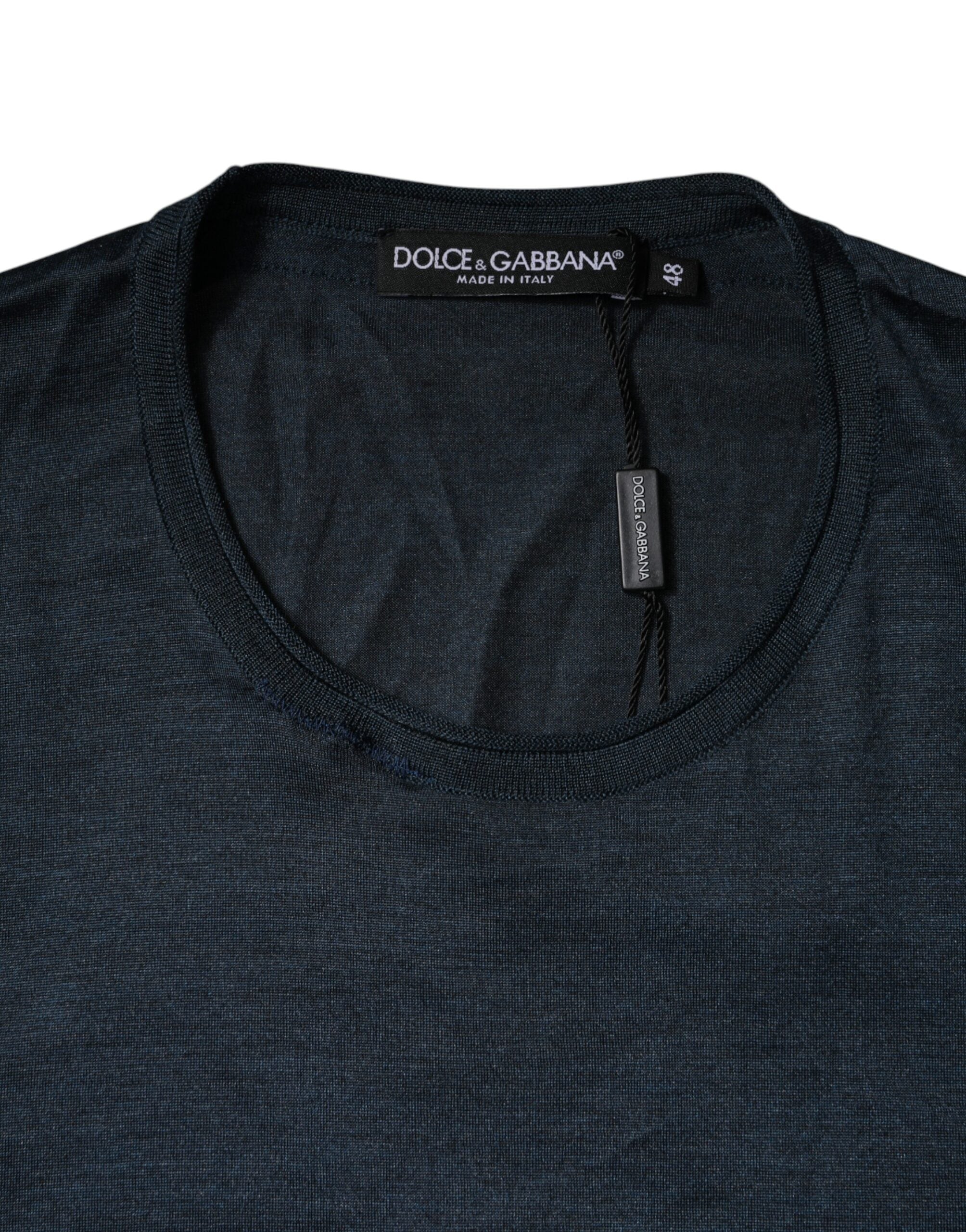 T-shirt en soie bleu foncé Dolce & Gabbana à col rond et manches courtes, élégant et confortable.