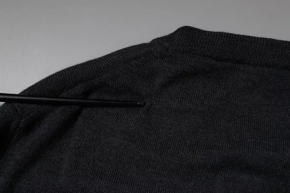 Pull en laine gris foncé Dolce & Gabbana avec logo DG sur le col, style décontracté et élégant.