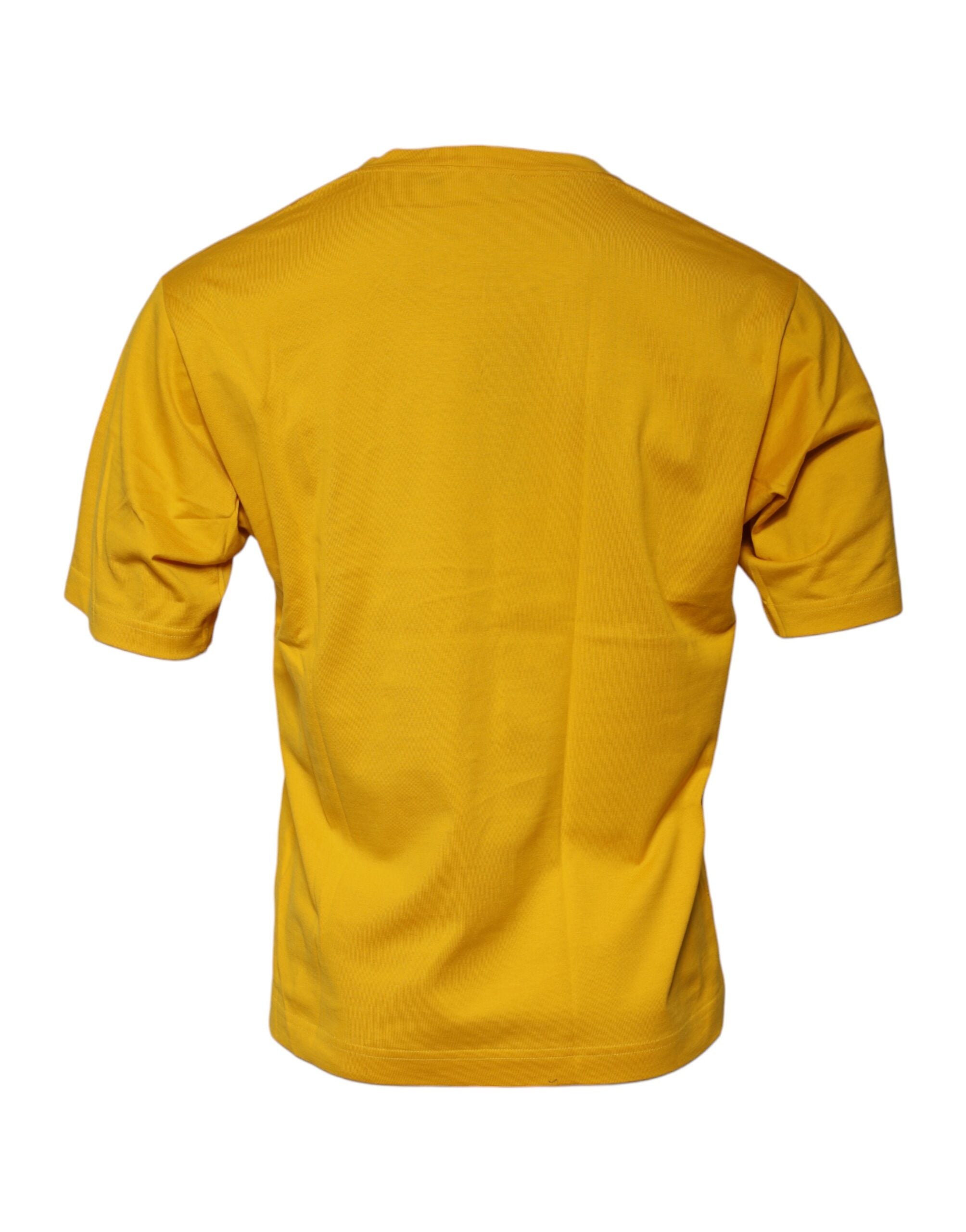 T-shirt à manches courtes Dolce & Gabbana jaune foncé avec logo, col ras du cou et design élégant visible sur l'image.